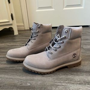 BRAND NEW Womens 6” premium boot light lilac nubuck 9.5 Timberland